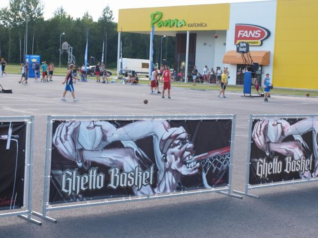 Šopēcpusdien Aizkrauklē pie “IGA centra” sākās “Ghetto Basket” sacensības strītbolā. Spēles ilgs līdz desmitiem vakarā. 
Autors: Indulis Burka
