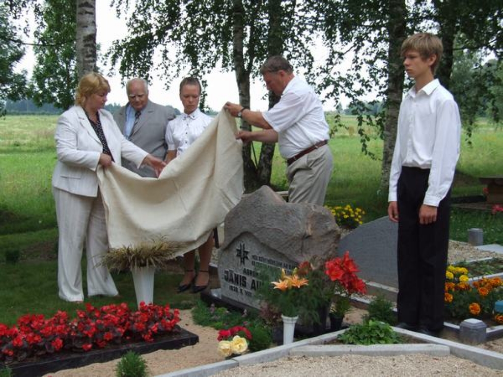 Šodien Skrīveru novada Saules kapos, godinot visu agronomu agronomu Jāni Ausekli un atklājot viņam pieminekli, pulcējās kolēģi no visas Latvijas. 
Autors: Imants Kaziļuns