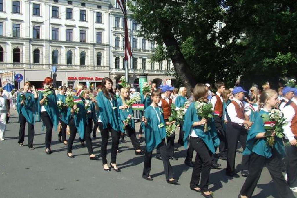 Saules karsēti un ar vērienīgiem koncertiem Rīgā brīvdienās noslēdzās X Latvijas skolu jaunatnes dziesmu un deju svētki. Mūspuses dalībnieki tajos pārsteidza gan ar krāšņiem tērpiem, gan dziesmām un dejām.