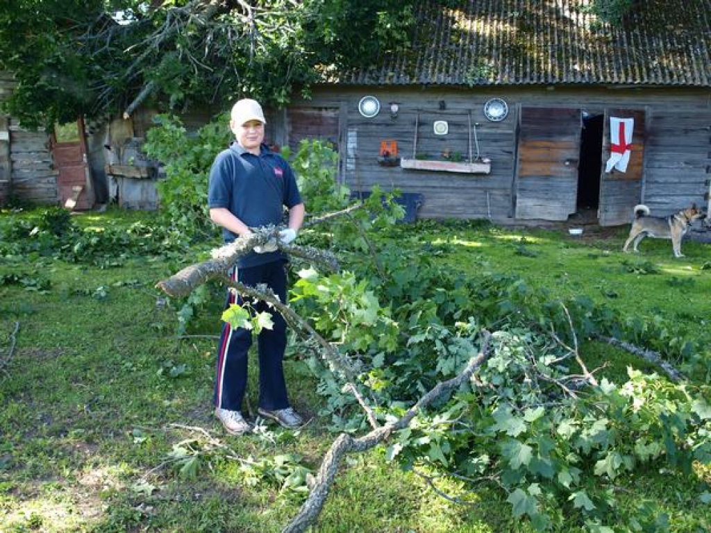Sunākstes pagasta “Vecumniekos” virpuļviesulis vakar nolauza daudzu koku zarus, vairākus kokus izrāva ar visām saknēm. Daudzās mājās jau otro dienu nav elektrības. Savukārt pašvaldības vadība izturas vienaldzīgi un neplāno palīdzēt novērst...
Autors: Indulis Burka