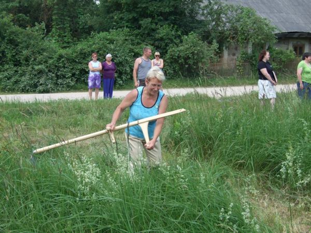 Nedēļas nogalē Neretas novada Gricgalē uz pļaušanas sacensībām, virves vilkšanu, šaušanu ar loku, siera siešanu un citām aktivitātēm pulcējās gan novada iedzīvotāji, gan atvaļinājuma laiku pavadīt vai radus apciemot šajā pusē atbraukušie...
Autors: Imants Kaziļuns