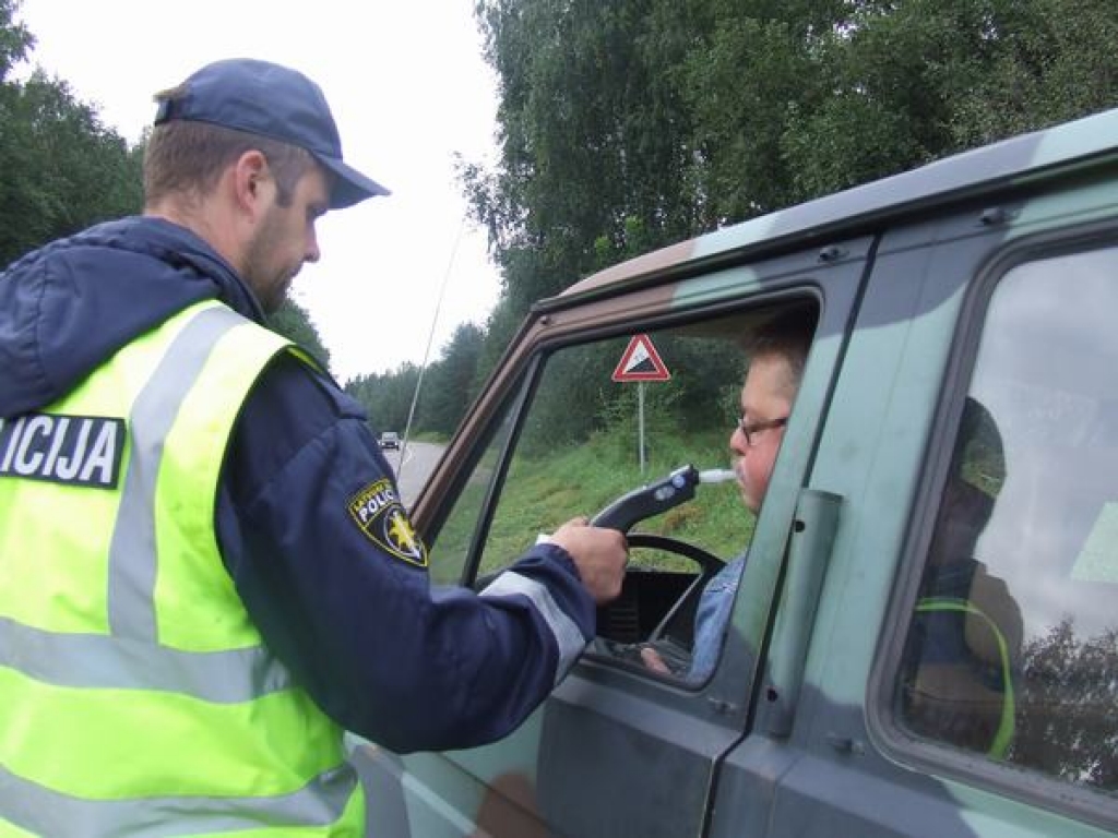 SKAIDRĀ. Ceļu policijas inspektors Oskars Rēķis vakar daudziem autovadītājiem lūdza iepūst izelpas mērītājā. Visi bija skaidrā. 