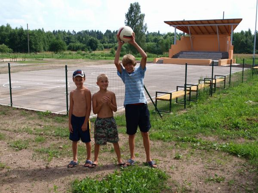 SPĒLĒ CITUR. Pilskalnieši Rainers Auziņš (no kreisās), Rolands Rubins un Oskars Avreicēvičs ar nepacietību gaida, kad varēs izmēģināt jaunos laukumus. Šobrīd viņiem bumbu nākas spēlēt citur. 