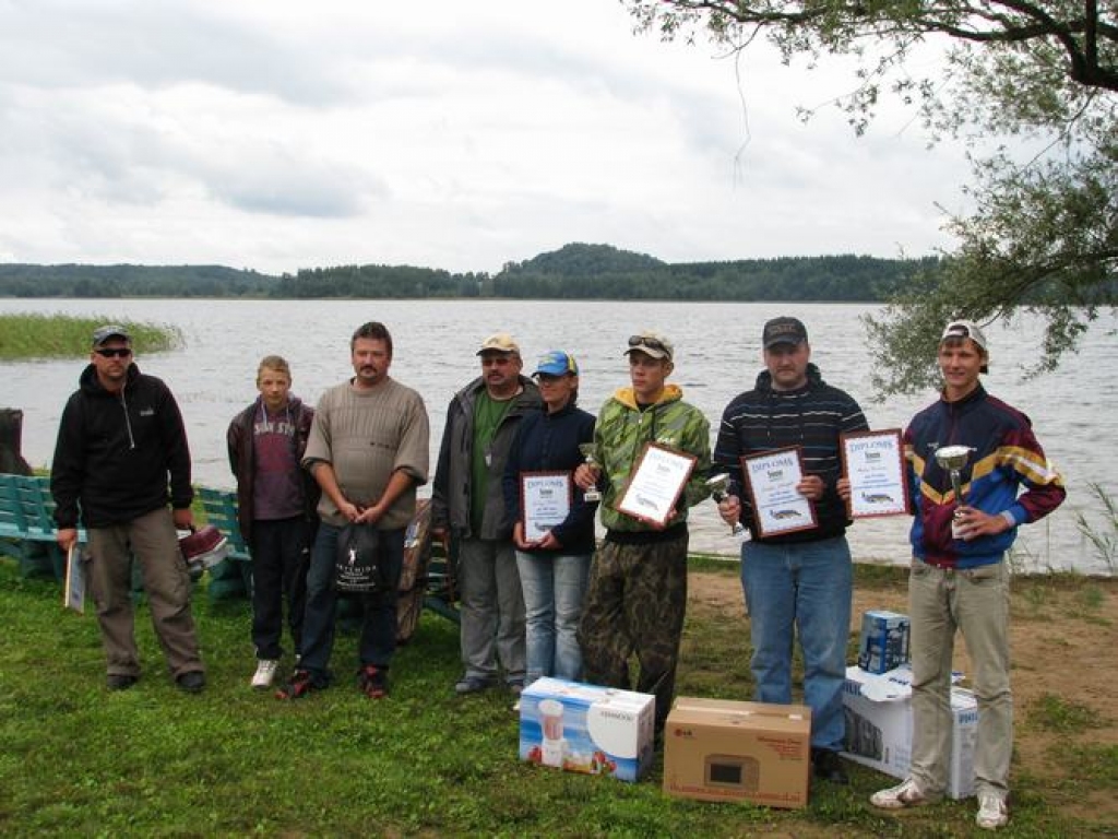 Šodien Madonas novada Vestienas pagasta Kāla ezerā notika laikraksta “Staburags” kausa izcīņa spiningošanā. Par redakcijas balvām cīnījās 43 spiningotāji.
Autors: Indulis Burka
