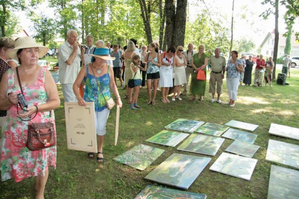 Noslēdzies biedrības “Sēlijas palete” rīkotais plenērs Skrīveros. 16 mākslinieku septiņās dienās savos darbos attēloja Daugavas krastus, no kuriem atklājas Sēlijas ainavas, arī Apaļo ezeru, Dendrāriju, “Skrīveru saldumu” ražotni un...
Autors: Imants Kaziļuns