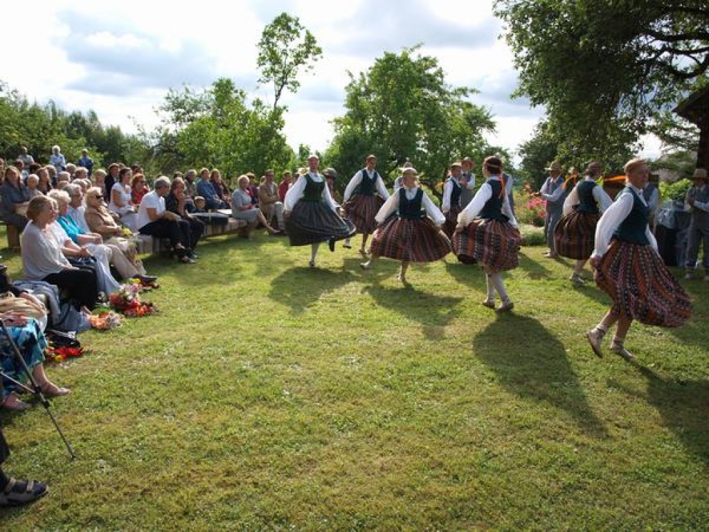 Vallē, “Zvanītāju Bukās”, notika režisoram Alfrēda Amtmaņa—Briedīša 125. dzimšanas dienai veltīts piemiņas pasākums. Vienlaikus vallieši atzīmēja 25 gadu jubileju, kopš “Zvanītāju Bukās” iekārtots muzejs.
Autors: Indulis Burka