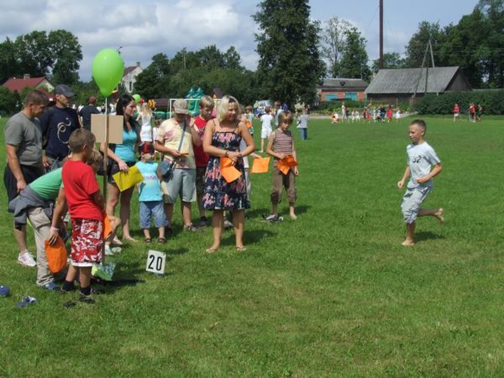 Nedēļas nogalē Skrīveros notika sporta svētki, kuros Skrīveri tradicionāli sadalās  Ziemeļu un Dienvidu komandās. Svētku laikā par pagasta robežšķirtni kļūst dzelzceļa sliedes.
Autors: Jānis Ozoliņš