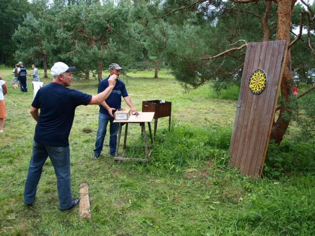 Koknesē, čiekuru audzētavā “Ozolkalni”,  notika mednieku kluba “Ķepainis” organizētie mednieku sporta svētki. Bija individuālās sacensības šaušanā un jautras atrakcijas. 
Autors: Indulis Burka