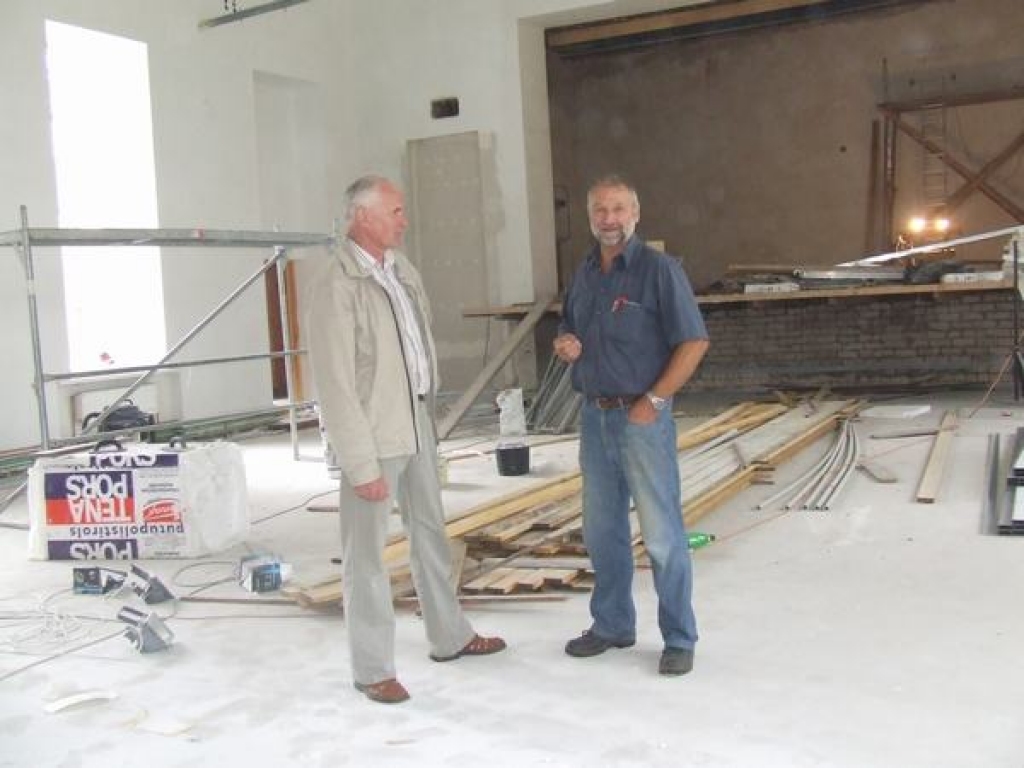 Darāmā vēl daudz. Guntis Saukants (pa labi) ar uzņēmuma “Skrīveru celtnieks” valdes locekli Juri Behmani apspriež vēl veicamos darbus.  