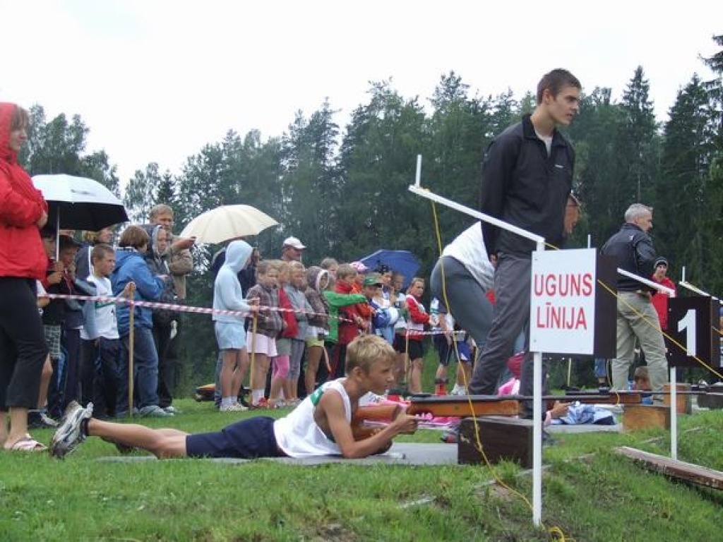 UZVARĒTĀJS. Pļaviņietis Aleksandrs Jermakovs (šauj) kļuva par līderi Latvijas kausa izcīņā vasaras biatlonā zēnu konkurencē.