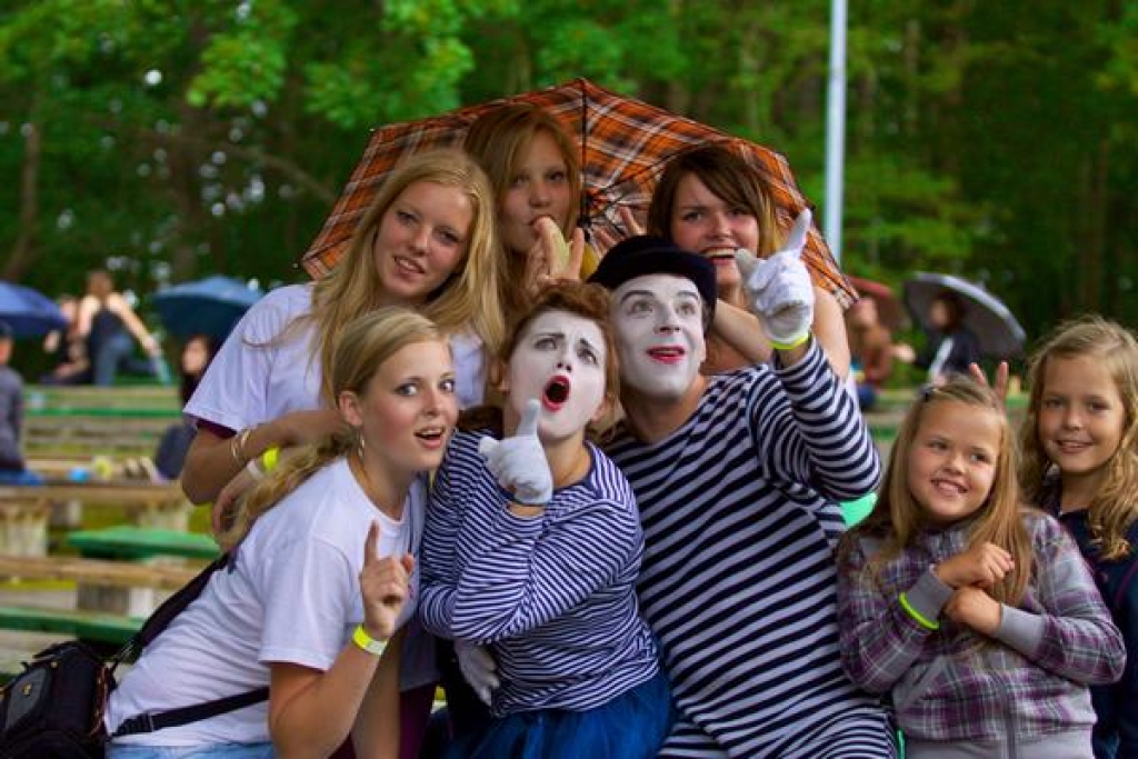 Interesanti. Rādot savdabīgas grimases un kustības, festivālā par apmeklētāju labsajūtu gādāja mīmi. Jāņa Priedīša foto