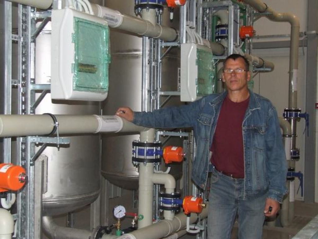 Attīra filtrējot. Pašvaldības uzņēmuma “Skrīveru saimnieks” būvtehniķis Laimonis Neija teic, ka daudzajos filtros ūdens attīrās un nonāk rezervuārā, no kura aizplūst lietošanai iedzīvotājiem.