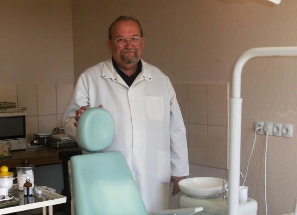 No zobārstu ģimenes. Valdis Bērziņš ir gan bebrēnietis, gan rīdzinieks, bet tas viņam netraucē pieņemt pacientus abās praksēs.