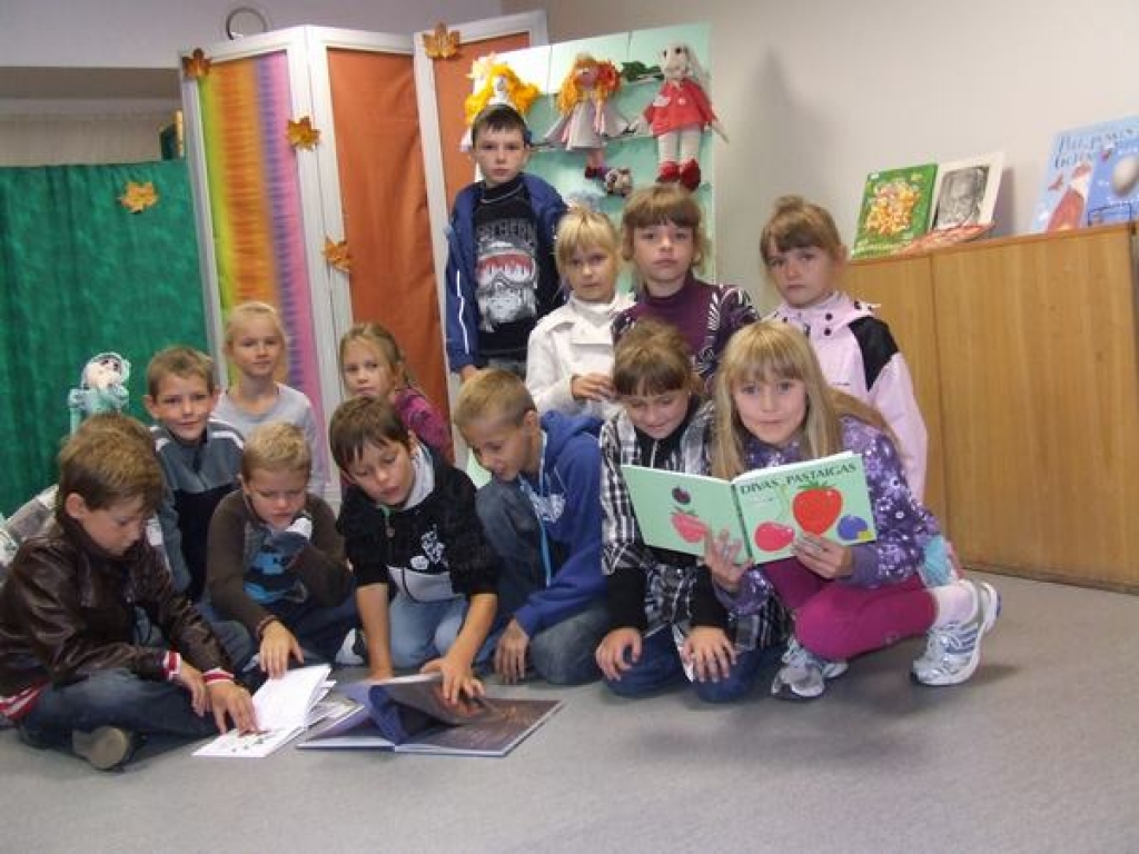 Dzejas dienām veltīts pasākums norisinājās arī Aizkraukles novada bērnu bibliotēkas nodaļā. Uz to bija ieradušies Aizkraukles pilsētas sākumskolas 2. klases skolēni. 