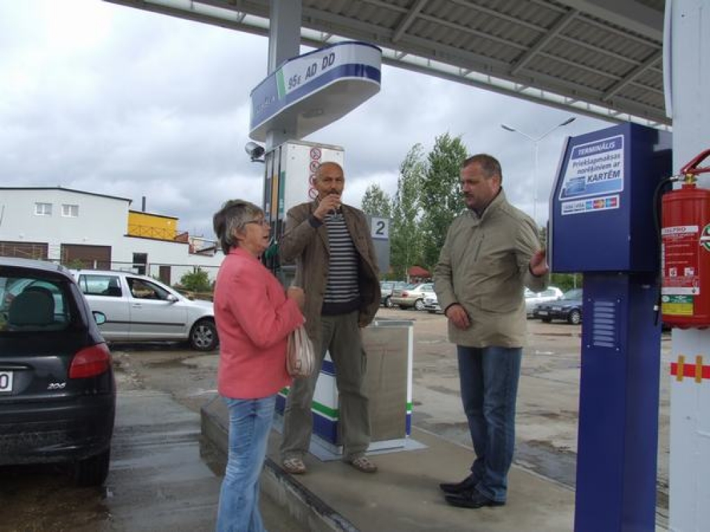 Pirmie klienti. Egils Dauburs (no labās) koknesiešiem Ritai un Gunāram Bērziņiem skaidro norēķina procesu.