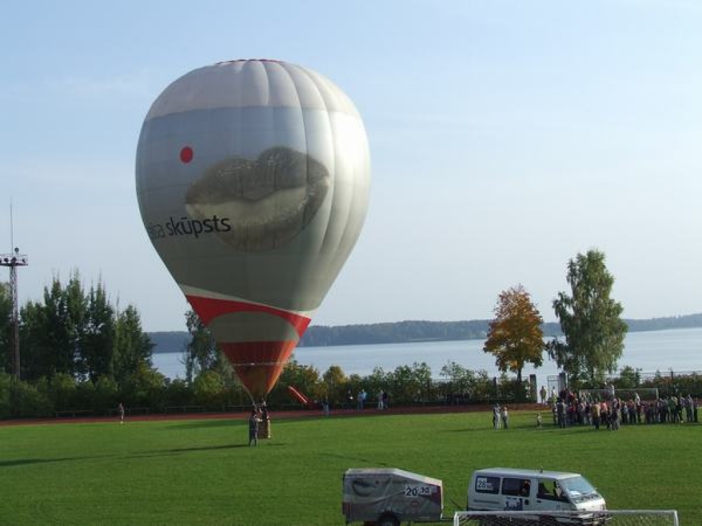 Aizkraukles novada stadionā vakar mazos aizkraukliešus vairākas stundas bez maksas vizināja telekomunikāciju uzņēmuma “IZZI” sudrabkrāsas gaisa balons. Tas bija aizkavējies sveiciens jaunajā mācību gadā. Gaisa balons “Izzi gaisa skūpsts”...
Autors: Sarmīte Drapāne