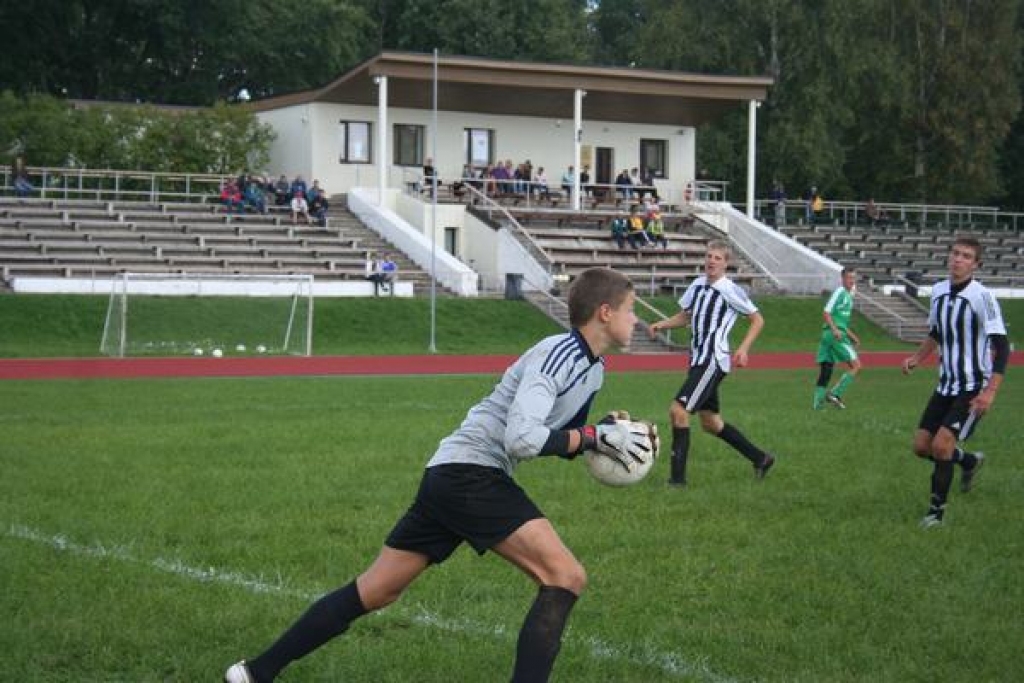 Svētdien Aizkraukles pilsētas stadionā notika  LR futbola čempionāta 2. līgas Vidzemes zonas spēle, kurā sacentās BJFK “Aizkraukle” un FK “Limbaži” futbolisti. Spraigā cīņā ar rezultātu 4:5 aizkrauklieši piekāpās Limbažu futbolistiem.
Autors: Līga Patmalniece