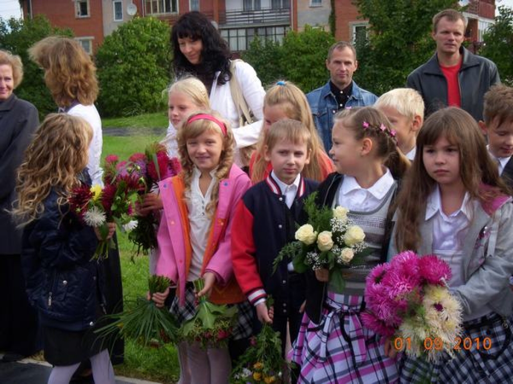 Aizkraukles pagasta sākumskolas 1. — 4. klasē šogad mācīsies 59 skolēni, tajā skaitā 1. klasē — 18 bērnu. Kopā ar divām piecus un sešus gadus vecu bērnu grupām un bērnudārza bērniem, sākot no pusotra gada vecuma, šo izglītības iestādi...
Autors: Guna Mikasenoka