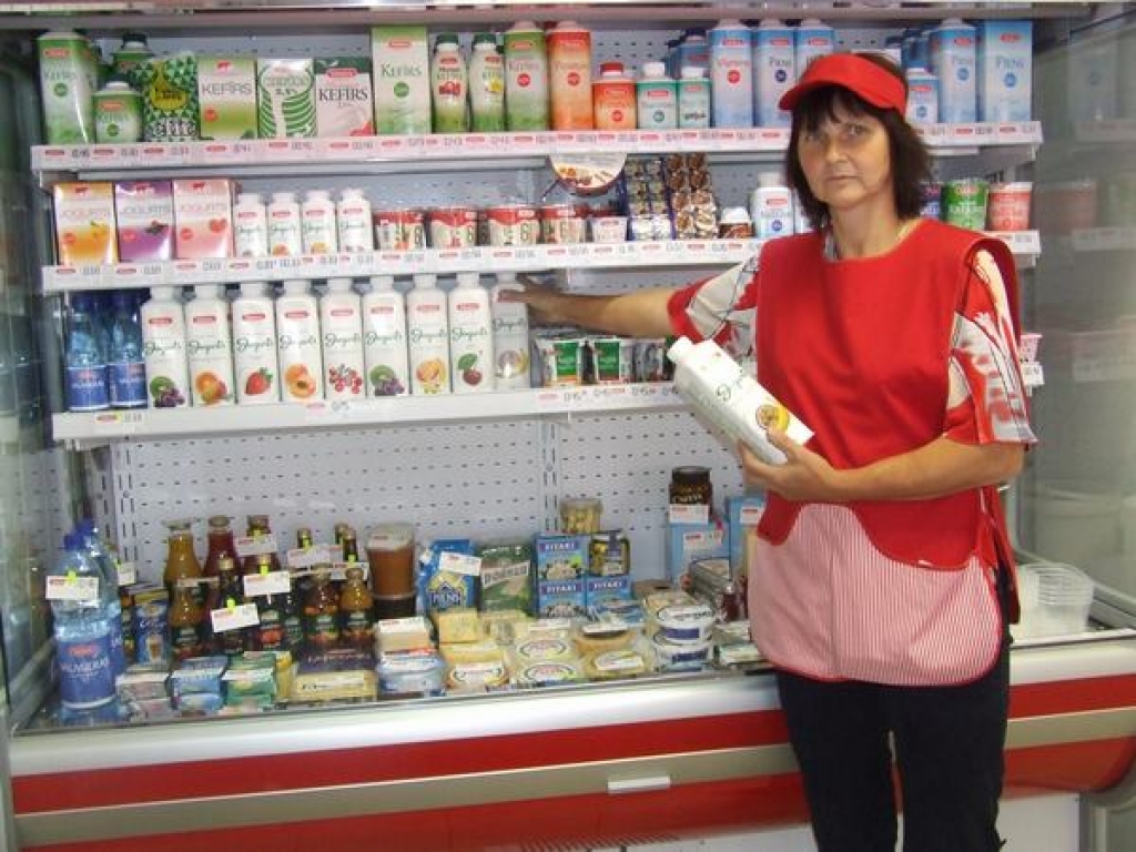  Pērk labprāt. Pārdevēja Maija Rozenfelde teic, ka pircēji ir iecienījuši arī sešgraudu jogurtus.