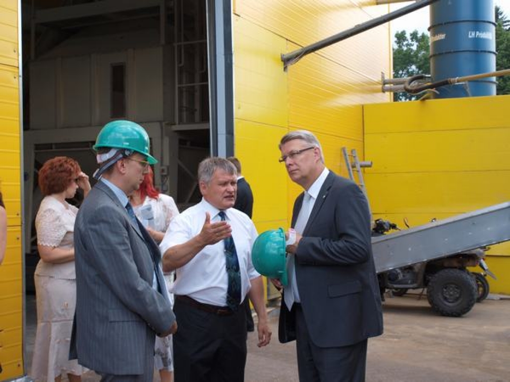 Arī Valsts prezidents te ir bijis. Pērn savas vizītes laikā Jaunjelgavā Valsts prezidents Valdis Zatlers apmeklēja arī uzņēmumus “Latsin” un “Latgran”. Par kokskaidu granulu ražošanu stāsta SIA “Latsin” direktors Varis Sīpols (vidū). 