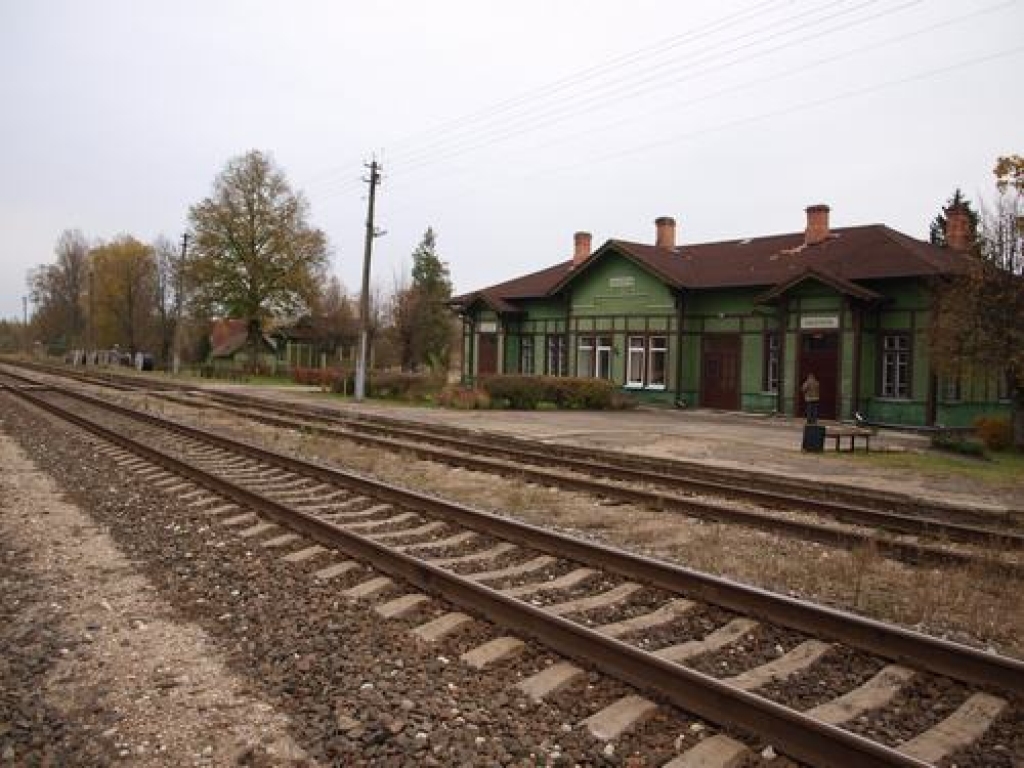 MODERNI ARĪ LAUKOS. Arī nelielajā Daudzevas dzelzceļa stacijā plānots ierīkot modernas iekārtas.