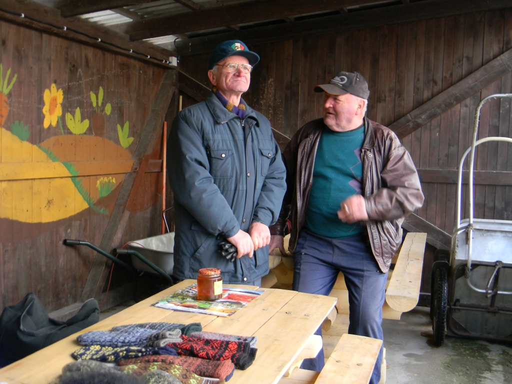 Skrīveru tirgus laukumā vakar notika Ražas svētki. Uz tiem interesenti pulcējās jau agrā rītā. Sniegot pirmajām sniegpārslām, skanot dziesmām un dejām, pasākumā pilnā sparā tirgojās gan zemnieki un mājražotāji, gan amatnieki no Skrīveriem...
Autors: Sarmīte Drapāne