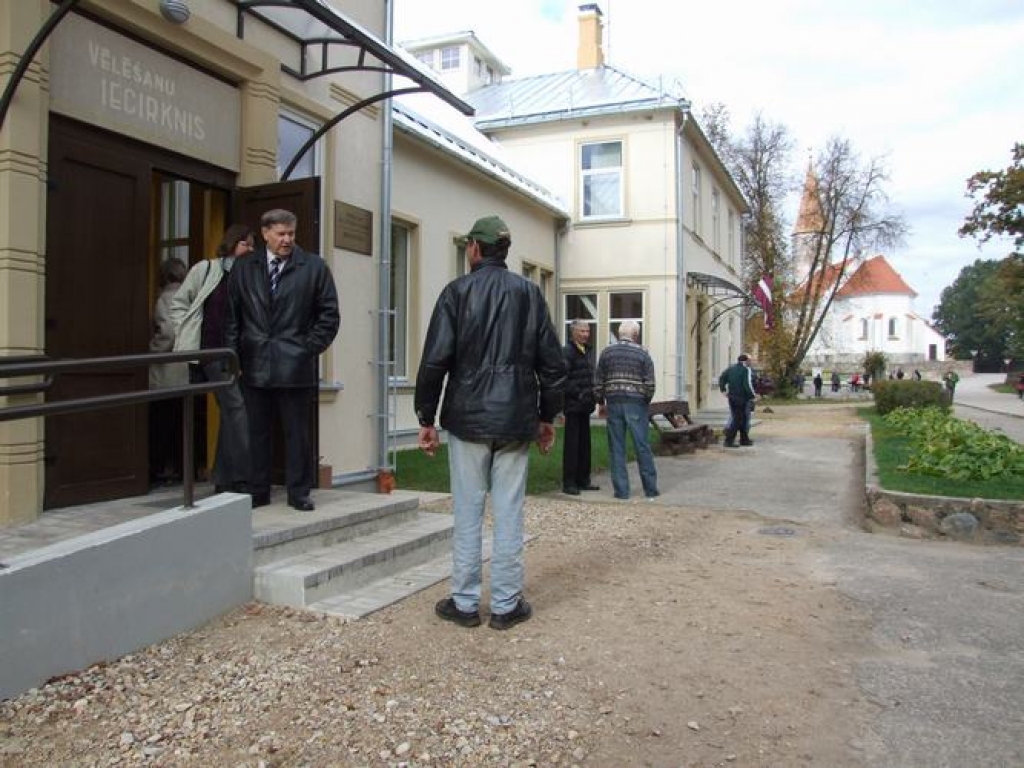 Sestdienas rītā Neretas 281. vēlēšanu iecirknis bija cilvēku pilns. Ik pa laikam balsot gribētāju ieradās tik daudz, ka izveidoja garu rindu. Zigfrīda Ozoliņa, vienīgā brīvprātīgā vēlēšanu novērotāja šajā vēlēšanu iecirknī stāsta, ka gados...
Autors: Imants Kaziļuns