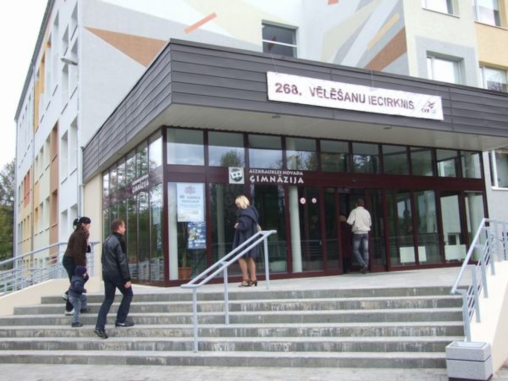 Pirmais vēlētājs pie Aizkraukles novada ģimnāzijas durvīm gaidīja jau pirms pulksten 7. Pirmie trīs vēlētāji bija vīrieši — ģimnāzijas vēlēšanu komisijā smej, ka tā esot laba zīme — būšot liela aktivitāte. Taisnība — līdz pulksten 10 bija...
Autors: Guna Mikasenoka
