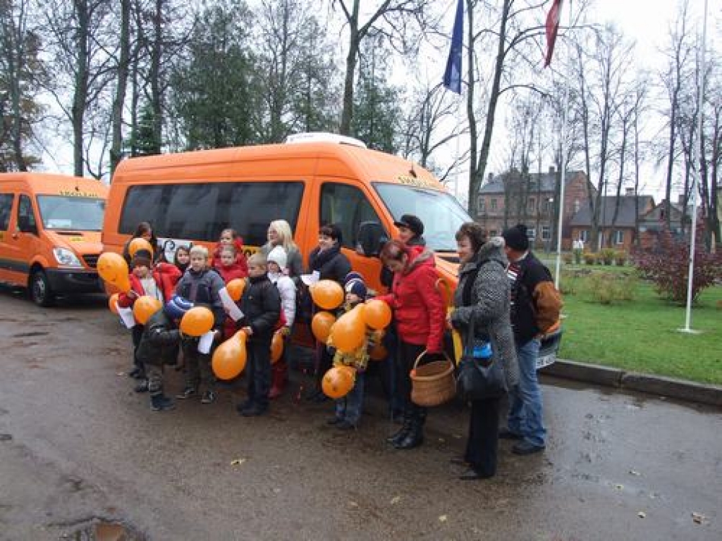 Autobuss iebrauc Seces skolas pagalmā. Pa Seces ceļiem skolēnus turpmāk vizinās ar jaunu oranžu autobusu.