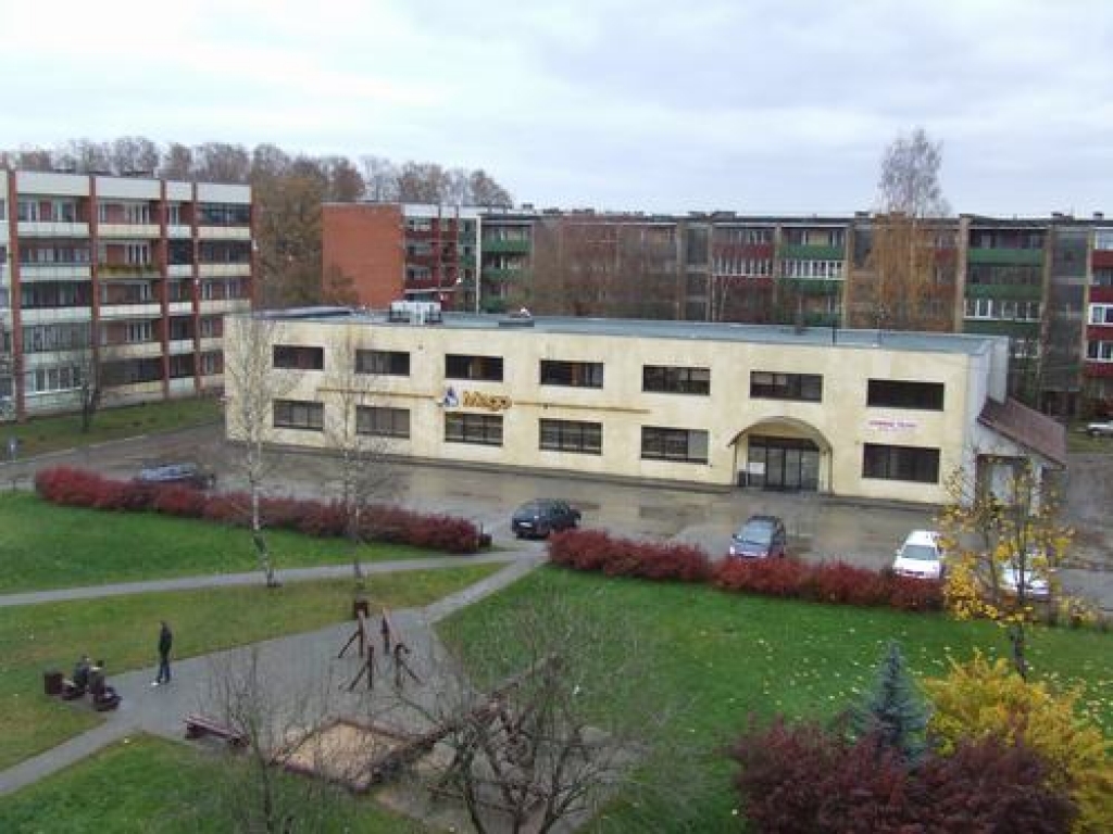 JĀKOPJ JAUNAJAM ĪPAŠNIEKAM. Veikala “Mego” ēku un atpūtas laukumu  nolēmusi pārņemt “Latvijas Krājbanka”. Tai arī būs jāgādā par kārtību atpūtas laukumā.  