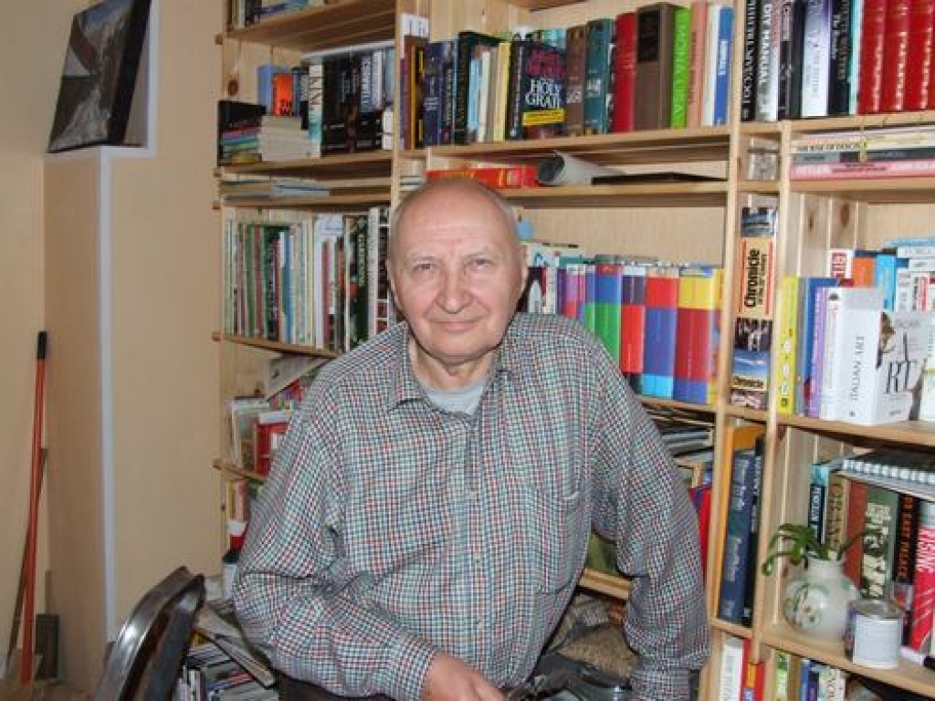 Mūzikas un literatūras cienītājs. Ar Edvardu Lavrinoviču var runāt par jebkuru tēmu, un saruna būs interesanta.  