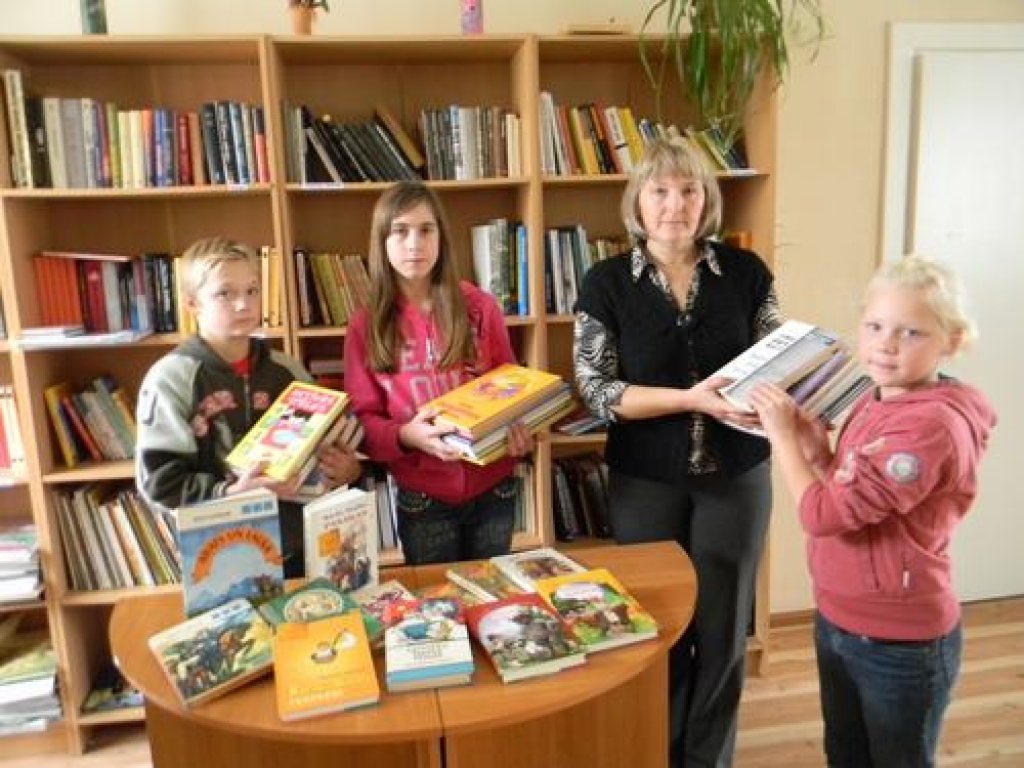 Noderīgs dāvinājums. Nesen LMT akcijā pret mobilajiem tālruņiem iemainītās grāmatas saņēma arī bērnunams — patversme “Dzeguzīte”. Attēlā — Endijs Gruņins (no kreisās), Jana Žvirblinska, Sociālās aprūpes daļas vadītāja Sandra Goldberga un Sabīne Gruņina. 