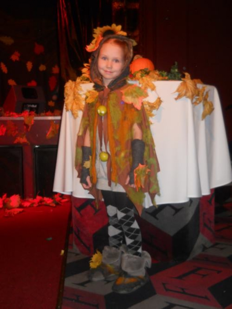 Dziedošā kļavas lapiņa. Dziedot par krītošo lapu, Agate Albekeite konkursā ieguva galveno balvu. Danutes Podvinskas foto