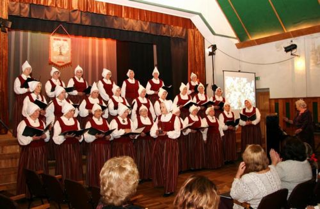 Gan senas, gan jaunas melodijas. Jubilejas koncertā “Baltābeles” dāmas apmeklētājus iepriecināja ar dziesmām no plašā 15 gadu repertuāra.  Aivara Kataja foto