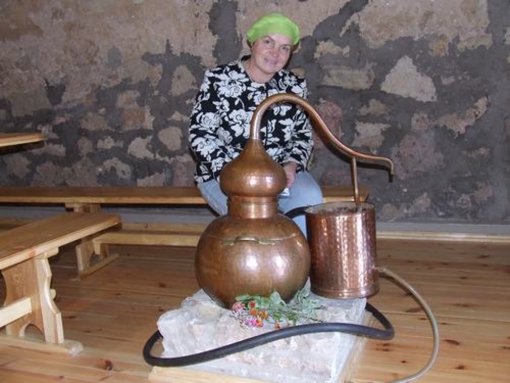 “ALADINA BURVJU LAMPA”. Ar Spānijā ražoto aromātisko augu destilatoru Anta Kučere iegūst destilātu, kuru izmanto sejas krēma gatavošanai. “Salasu pāris grozu ar rožu ziedlapiņām un ārstniecības augiem, un process notiek,” viņa saka.