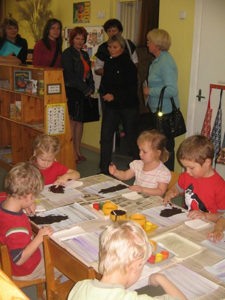 MĀCĀS VISI. Aizkraukles reģiona pirmsskolas izglītības iestāžu pārstāves ar interesi vēroja atklātās nodarbības bērnudārzā “Jumītis”. 