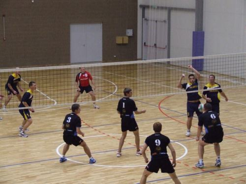 ŠOREIZ bez UZVARAS. Aizkrauklieši spraigā cīņā ar Valgundes volejbolistiem.  Līgas Patmalnieces foto