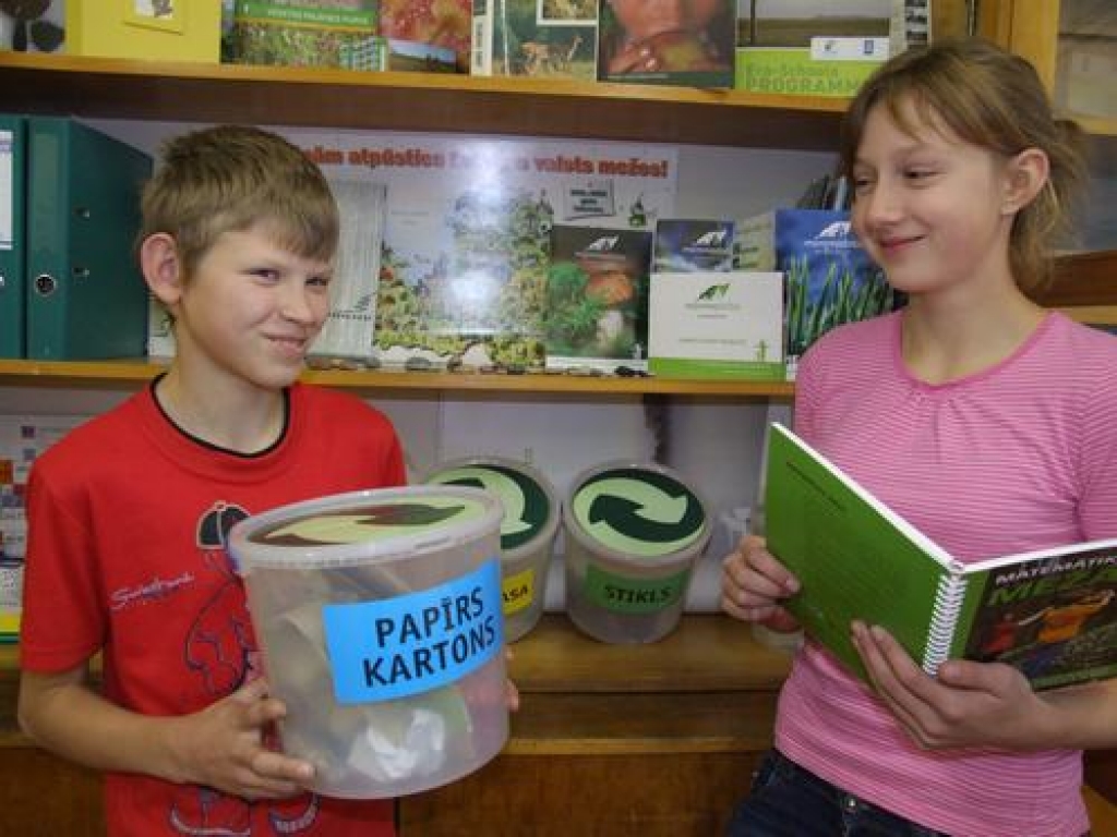 Pārliecināti vides aktīvisti. Jogita Kiseļeva un Sandis Vīksna no Pļaviņu novada ģimnāzijas filiāles Odzienas pamatskolas.