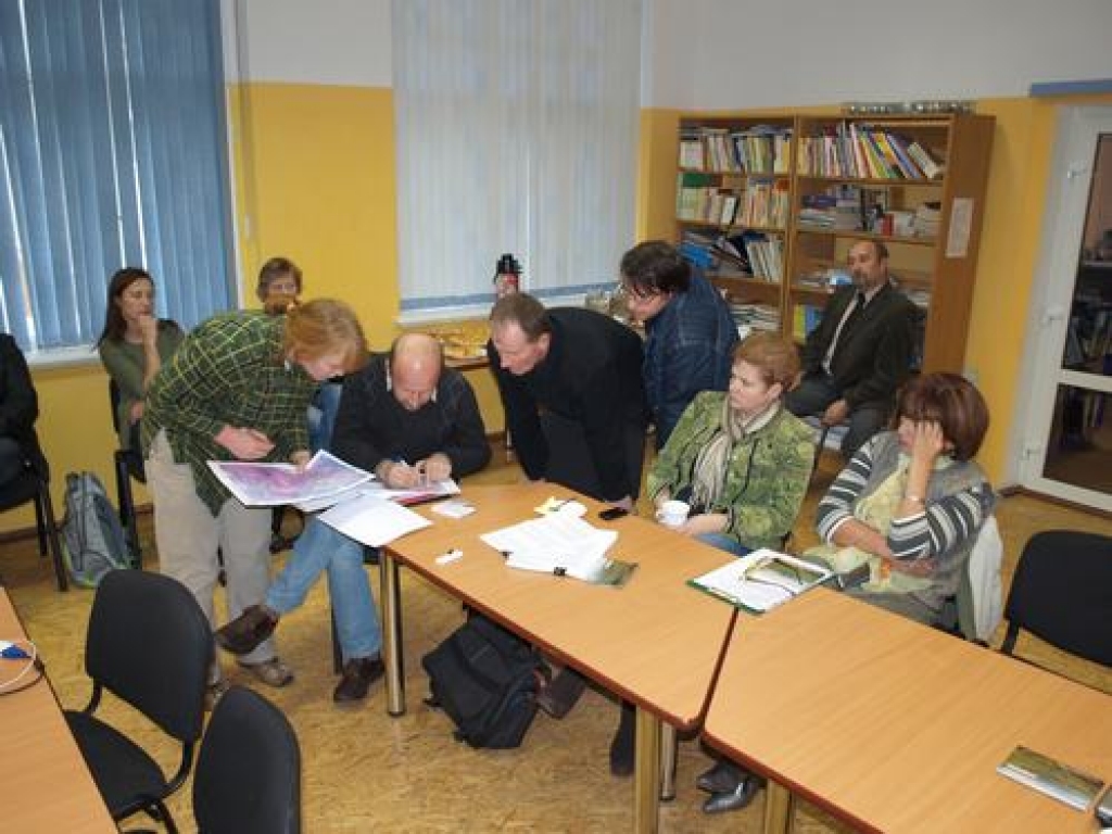 STRĀDĀ EKSPERTI. Daudzeses pagastā izstrādā  Aklā purva dabas aizsardzības plānu. No kreisās: hidroloģe Aija Dēliņa, projektu vadītājs Jānis Reihmanis, Daudzeses pamatskolas direktors Valdis Puida, Vidusdaugavas mežsaimniecības pārstāve Guna Baltiņa un Sēlijas virsmežniecības pārstāve Aina Everte.    