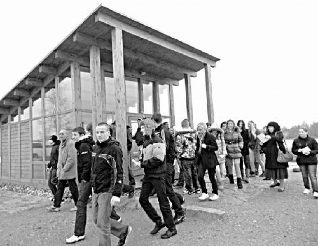 Koknesieša projektēta. Informatīvajā ēkā apmeklētāji var uzzināt par Likteņdārza projektu, iegādāties suvenīrus un ziedot piemiņas vietas izveidei.