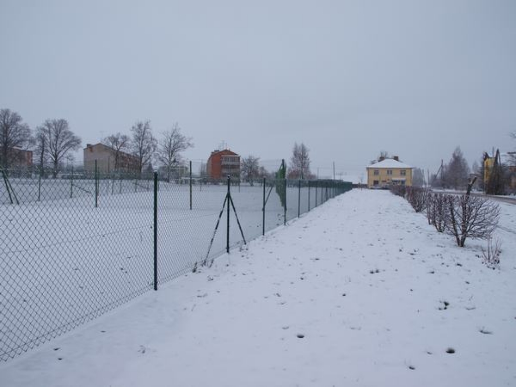 BŪS JAUNI LAUKUMI. Savu laiku nokalpojušo sporta spēļu laukumu vietā jau nākamruden būs jauni. 