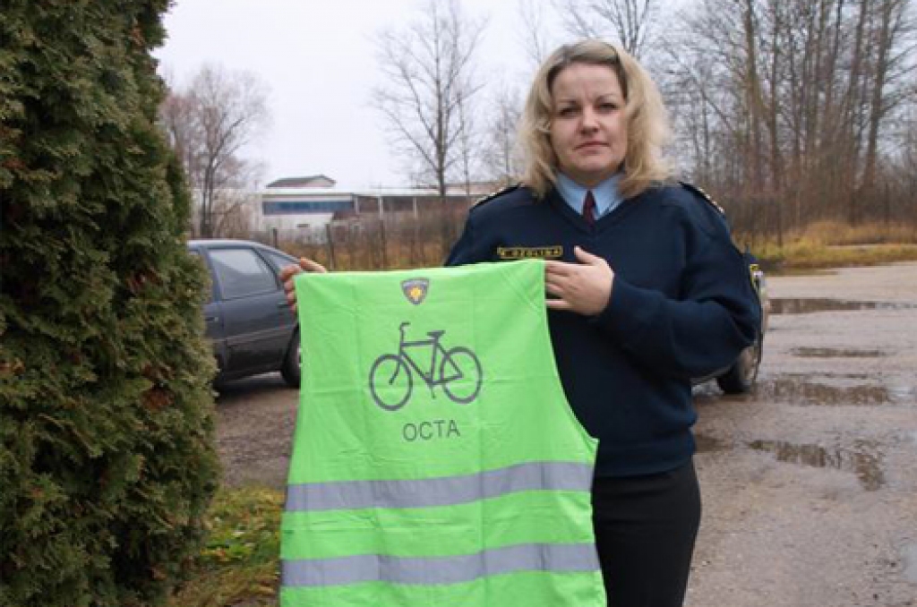 VELOSIPĒDISTIEM. Aizkraukles policijas iecirkņa Patruļdienesta rotas inspektore Kristīne Ozoliņa demonstrē velosipēdistiem domāto vesti. 