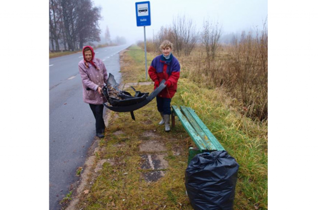 JAU PIEKTĀ REIZE. Ļubova Maļeha (no kreisās) un Inga Albiņa—Alba kopj ceļmalu Daudzeses pagastā. 