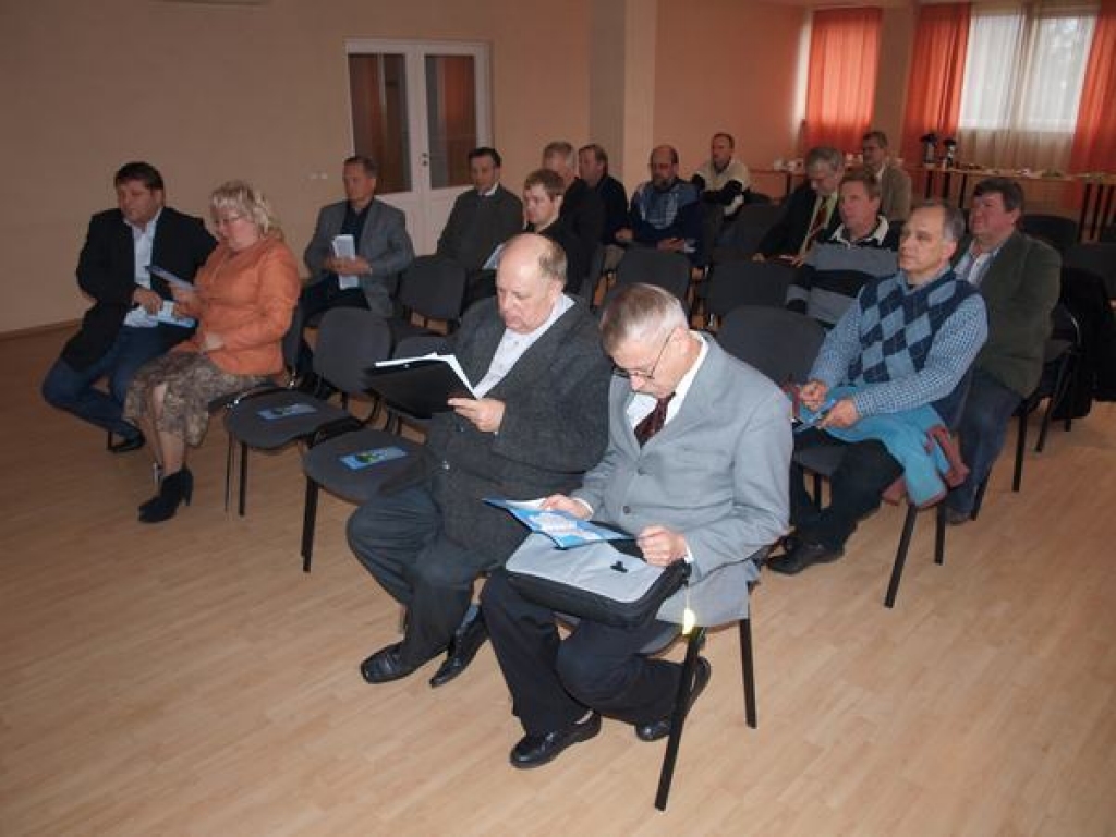 JAUTĀJUMU NAV. Vietējo pašvaldību  un uzņēmumu pārstāvji atbraukušajiem neuzdeva nevienu jautājumu. Acīmredzot par ceļu uzturēšanu ziemā neskaidrību nav. 