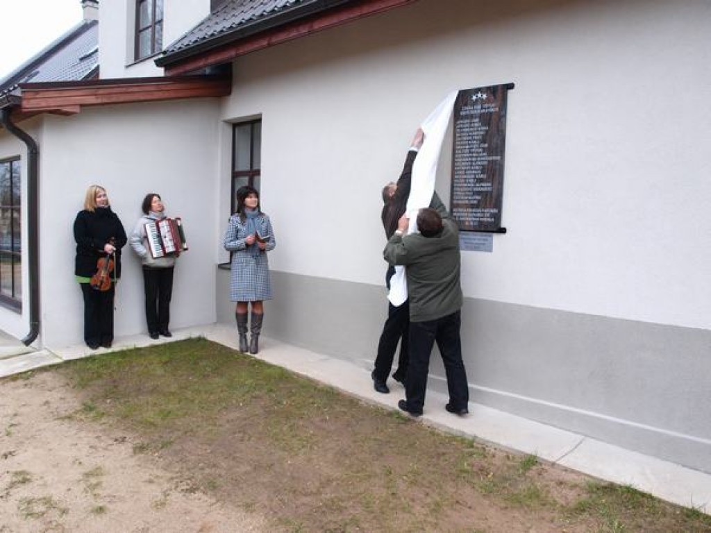 Šodien Sērenē, pie tautas nama, atklāja atjaunoto piemiņas plāksni Brīvības cīņās kritušajiem pagasta iedzīvotājiem. Plāksnē iegravēts 20 uzvārdu. Diemžēl šobrīd nekas vairāk par šo cilvēku dzīves gaitu nav zināms. 
Autors: Indulis Burka