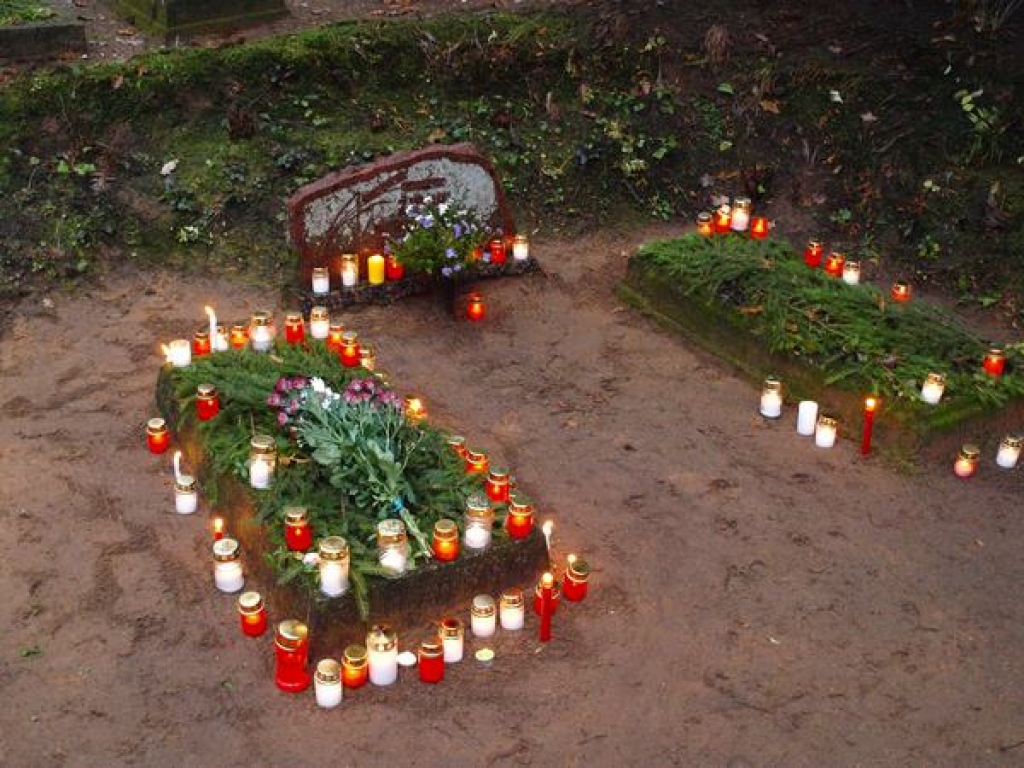 Daudzeses kapos šodien notika Lāčplēša dienai veltīts piemiņas brīdis pie Lāčplēša Kara ordeņa kavaliera Roberta Židova atdusas vietas.
Autors: Indulis Burka