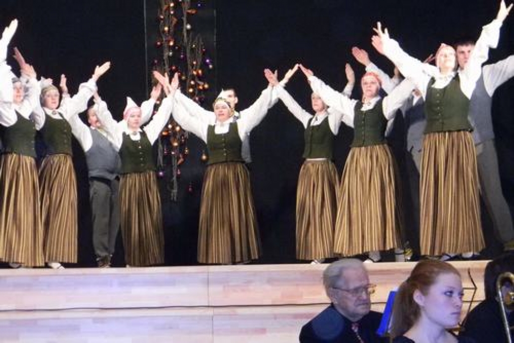 Koknesē pēc vērienīgas pārbūves brīvdienās durvis vēra kultūras nams. To atklāja, dziedot jestras dziesmas, griežoties dančos un apkārt ēkai velkot bluķi, bet visu vakaru apmeklētājus ar priekšnesumiem iepriecināja gan talantīgie...
Autors: Sarmīte Drapāne