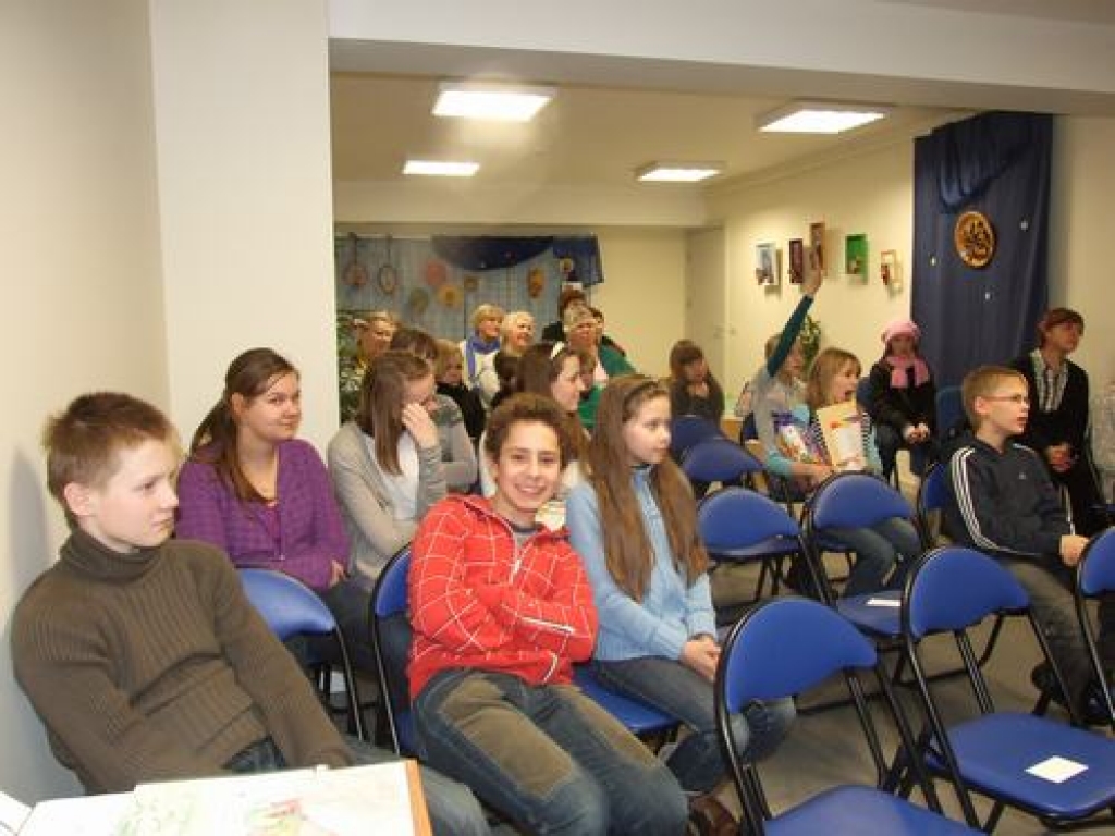 Latvijas Nacionālās bibliotēkas un Bērnu un jaunatnes literatūras padomes rīkotajā “Bērnu žūrijā 2010” 26 grāmatas novērtēja arī 30 Aizkraukles bibliotēkas bērnu nodaļas lasītāju. Aizkraukles pilsētas bibliotēkas izstāžu zālē “Pie kurmīša”...
Autors: Guna Mikasenoka