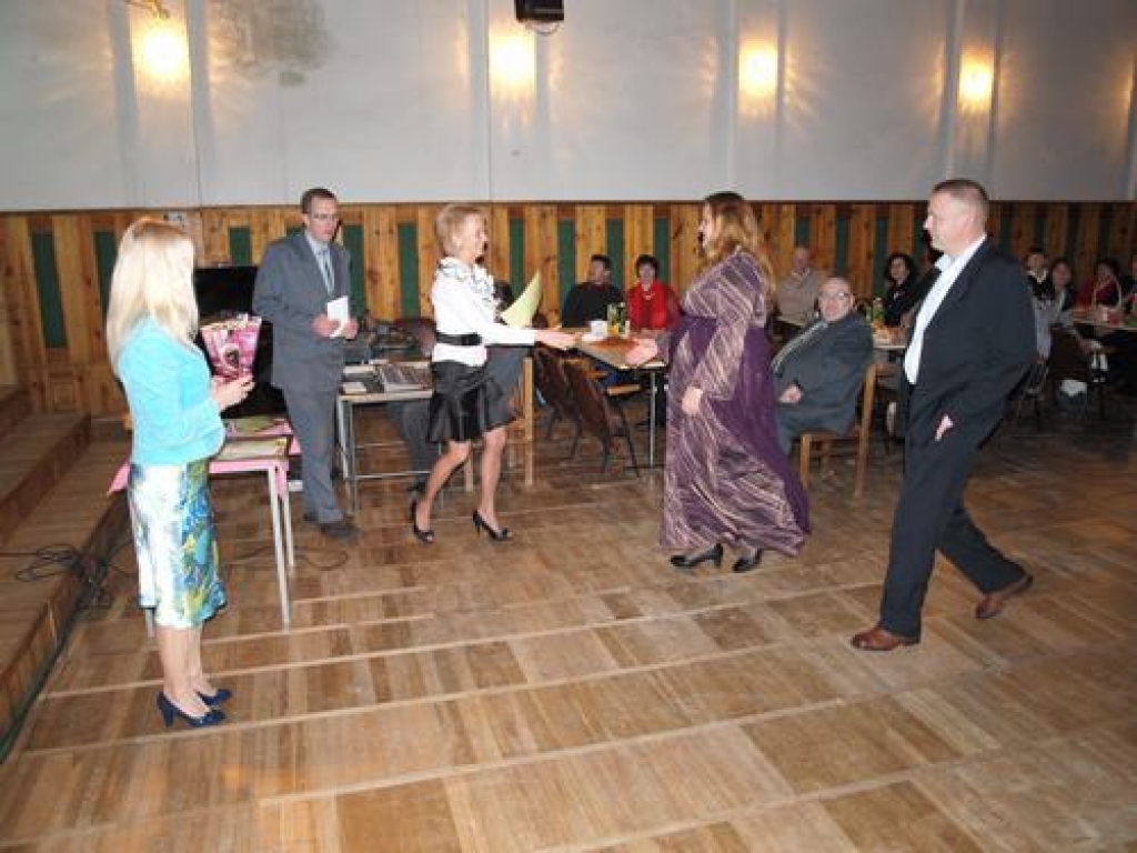 Aizvadītās nedēļas nogalē Skrīveru kultūras centrā notika šīgada konkursa “Sakoptākā sēta 2010” noslēguma pasākums. Diemžēl tajā neieradās neviena no ģimenēm, kuras īpašumu turpmāk rotās plāksnīte “Skrīveru novada sakoptākā sēta 2010”.
Autors: Indulis Burka
