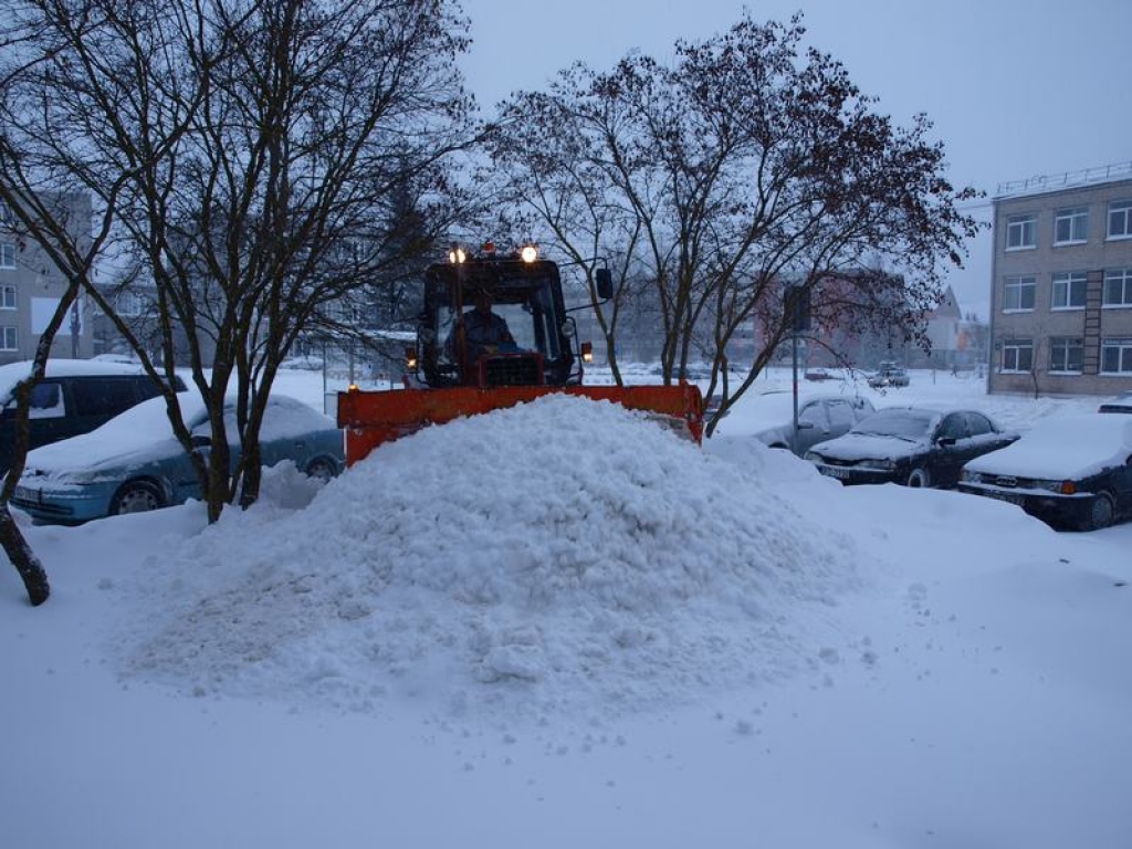 Aizkraukles pusē, tāpat kā citviet Latvijā, šorīt stipri snieg un putina. Tas ievērojami apgrūtina pārvietošanos gan gājējiem, gan braucējiem. Meteorologi prognozē, ka snigšana ar dažādu intensitāti turpināsies vēl aptuveni 20 stundu.
Autors: Indulis Burka